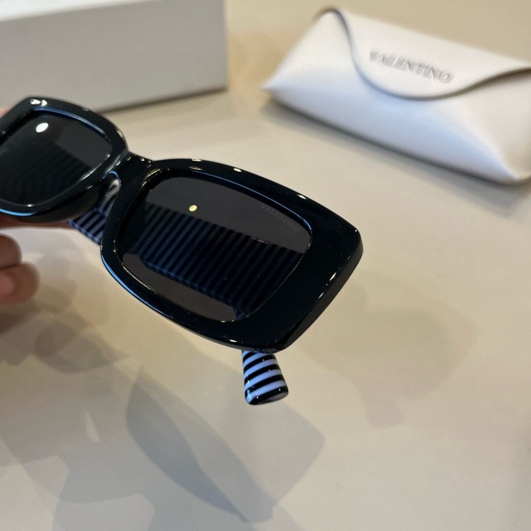 Valentino Sunglasses Fashion Glasses Oval Frame Designer Sunglass Womens Anti-Radiation Polarized Lenses Mens Retro Eyeglasses With Box