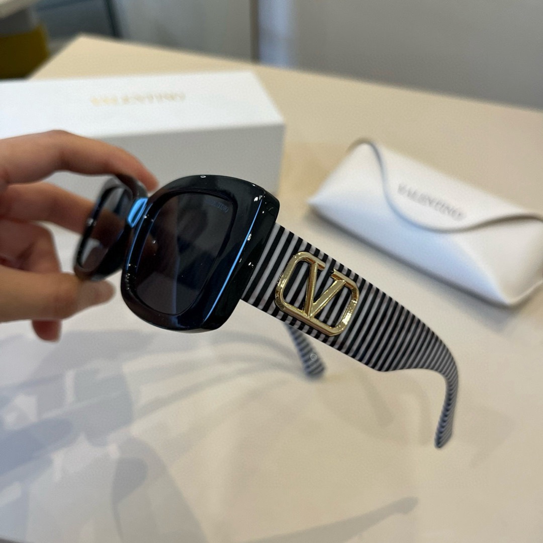 Valentino Sunglasses Fashion Glasses Oval Frame Designer Sunglass Womens Anti-Radiation Polarized Lenses Mens Retro Eyeglasses With Box