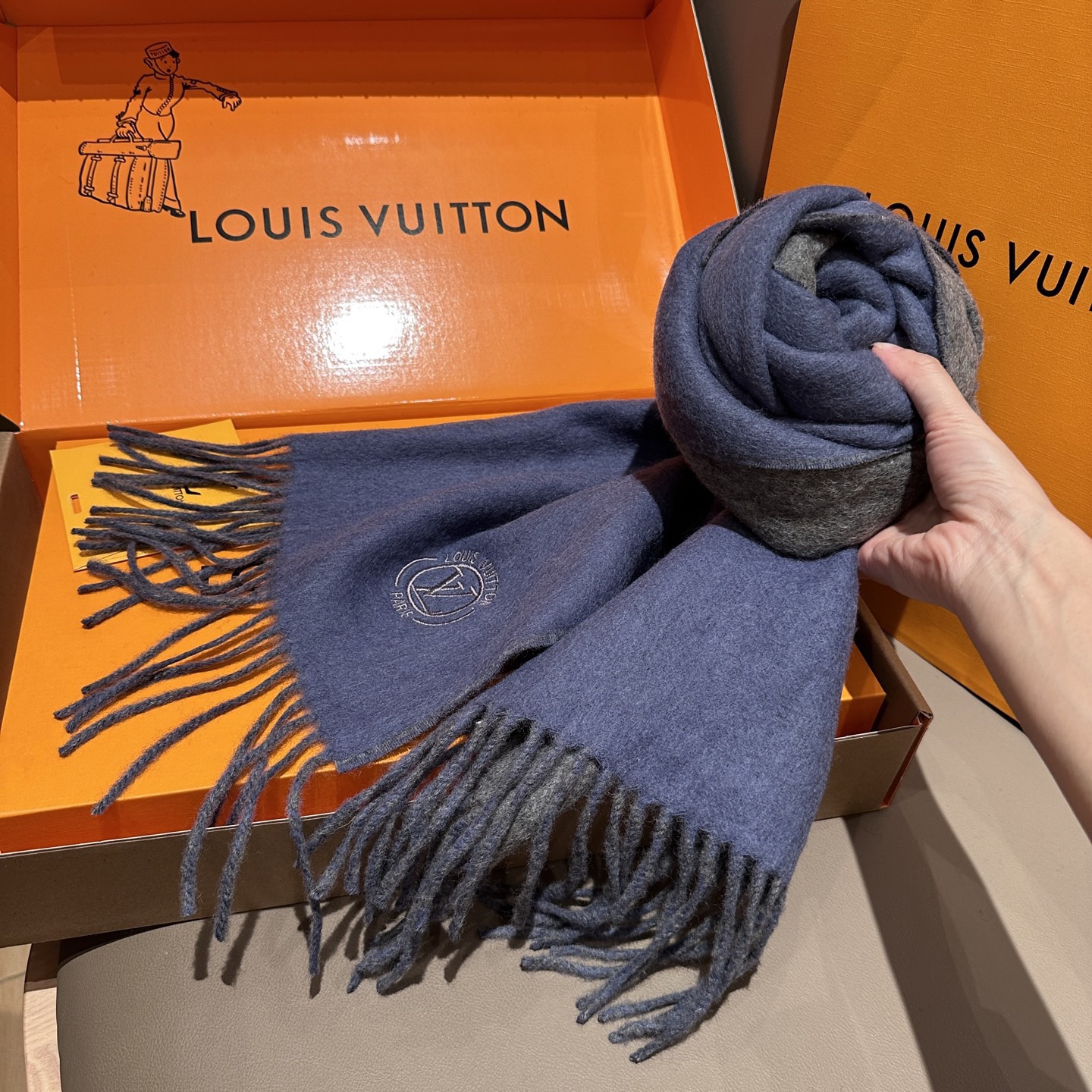 LV Designer Scarf Luxury Women Shawl Cashmere Scarf Warm Designer Shawls Wraps Solid Smooth Fashion Scarves Mens Classics Scarf