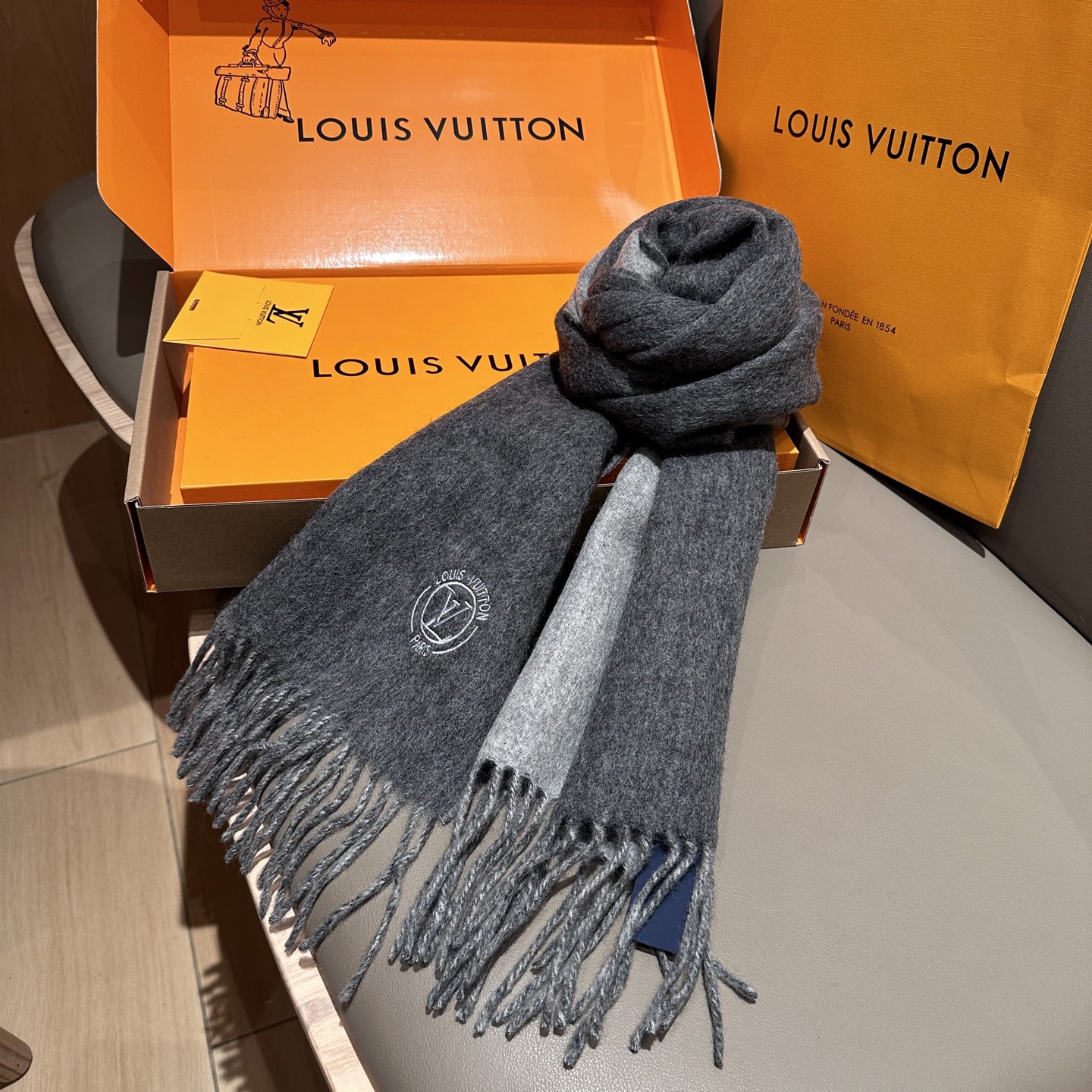 LV Designer Scarf Luxury Women Shawl Cashmere Scarf Warm Designer Shawls Wraps Solid Smooth Fashion Scarves Mens Classics Scarf
