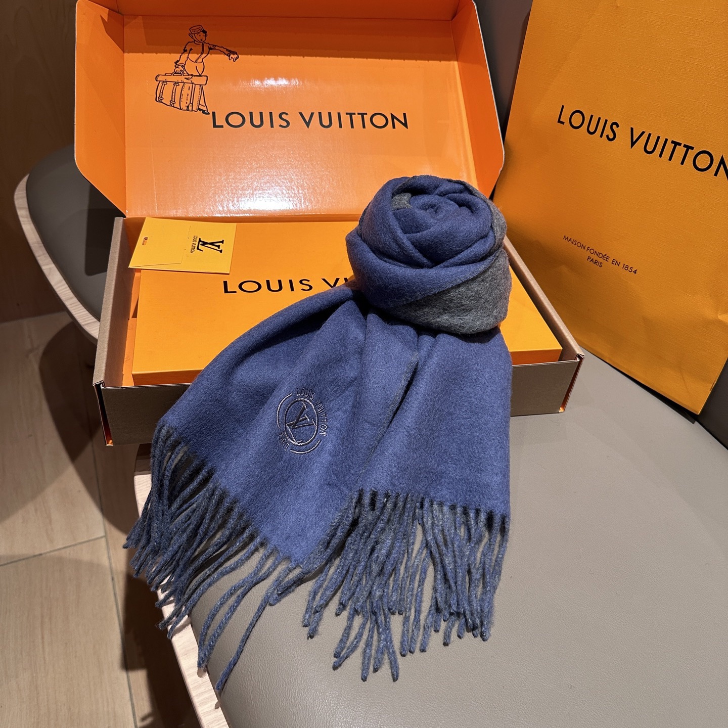 LV Designer Scarf Luxury Women Shawl Cashmere Scarf Warm Designer Shawls Wraps Solid Smooth Fashion Scarves Mens Classics Scarf