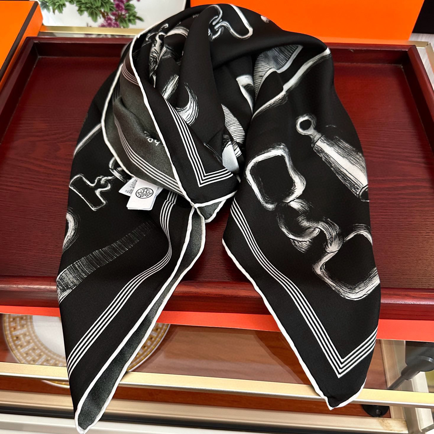 Hermes Designer Silk Scarf For Women Luxurious Scarf High End Classic Print Pattern Designer Shawl Scarves New Gift Easy To Match Soft Touch Silk Color-Blocking Fringed Edges With Box