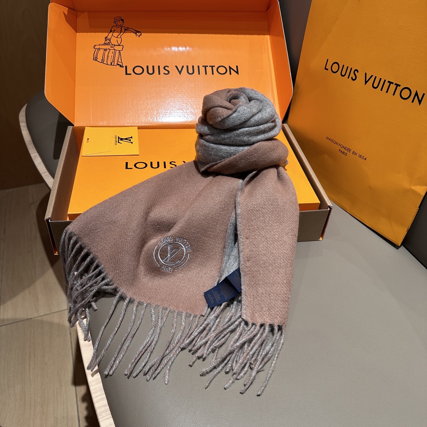 LV Designer Scarf Luxury Women Shawl Cashmere Scarf Warm Designer Shawls Wraps Solid Smooth Fashion Scarves Mens Classics Scarf