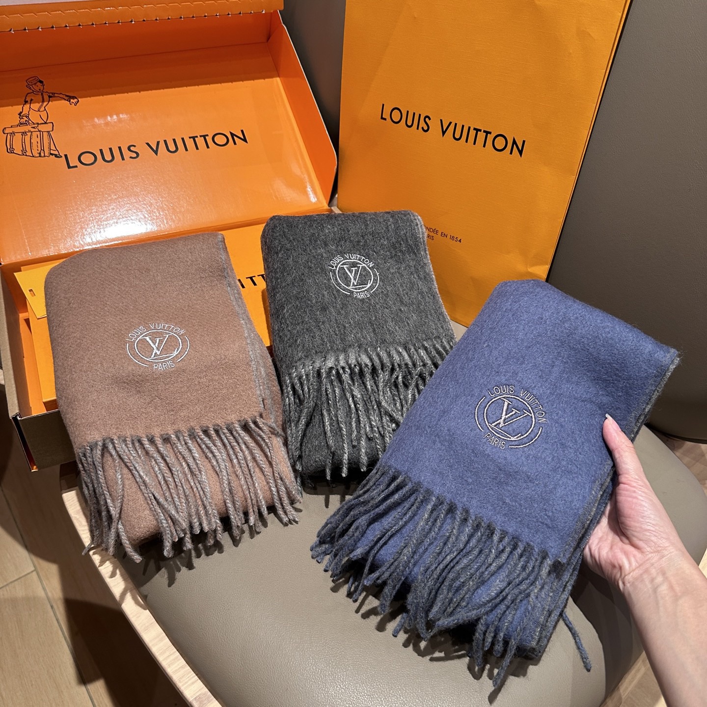 LV Designer Scarf Luxury Women Shawl Cashmere Scarf Warm Designer Shawls Wraps Solid Smooth Fashion Scarves Mens Classics Scarf