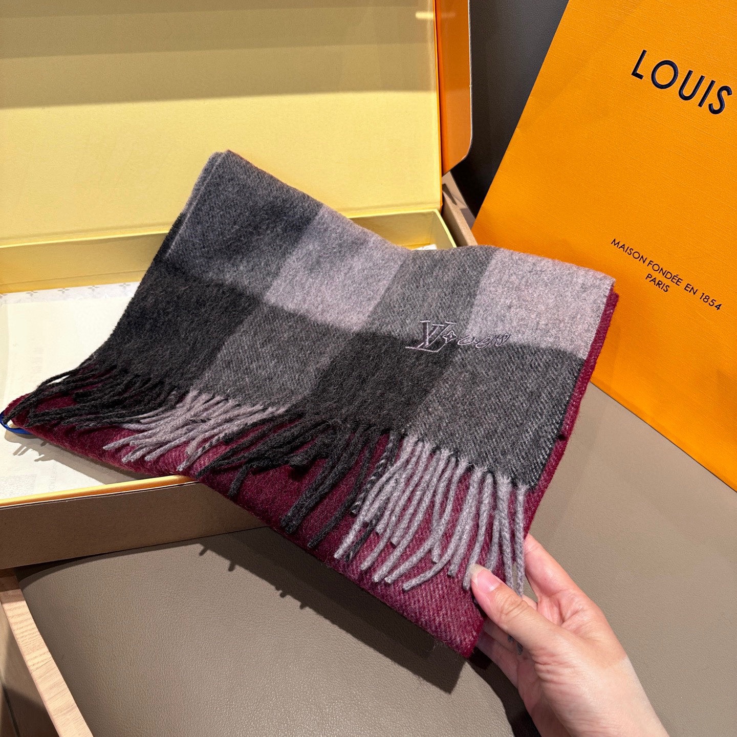 LV Designer Scarf Cashmere Scarf Women's Long Shawl Soft And Comfortable Luxury Double Sided Tassel Scarf Color-Blocking Tassel Shawl Unisex Scarf With Box