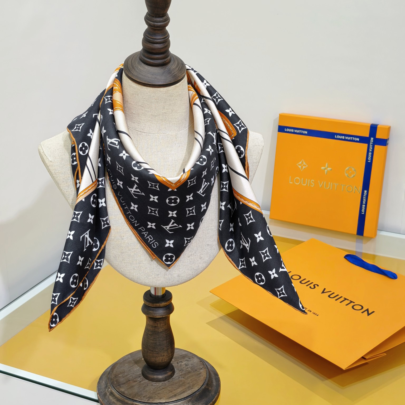 LV Designer Silk Scarf For Women Luxurious Scarf High End Classic Print Pattern Designer Shawl Scarves New Gift Easy To Match Soft Touch Fringed Edges With Box