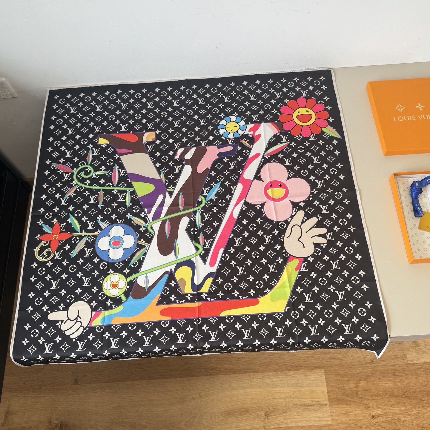 LV Designers Silk Fashion Square Scarves Large LV Logo Smiling Flowers Luxe Shawl Silk Scarf With Box