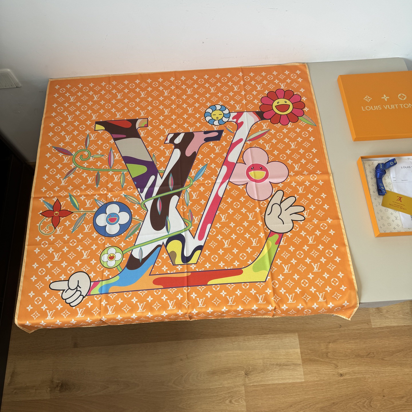 LV Designers Silk Fashion Square Scarves Large LV Logo Smiling Flowers Luxe Shawl Silk Scarf With Box