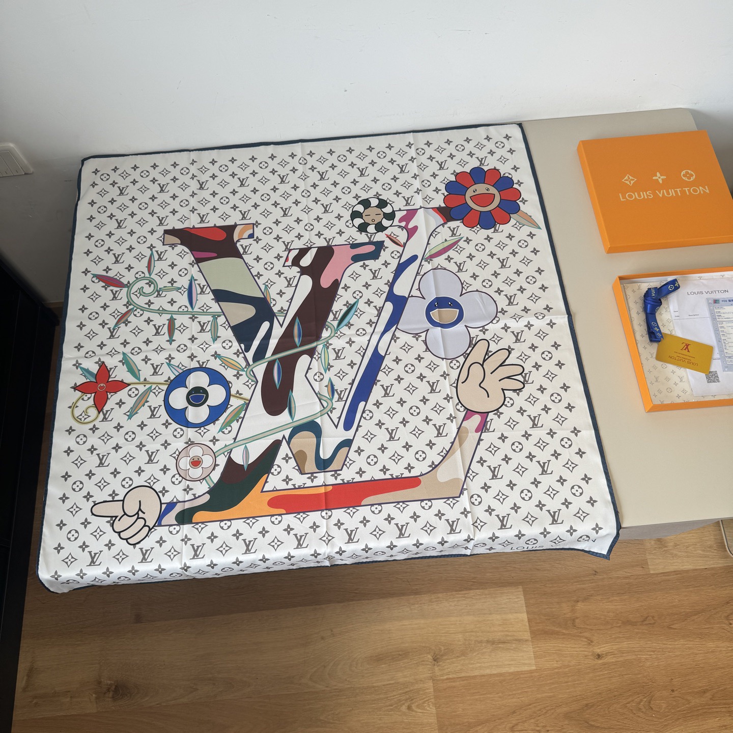 LV Designers Silk Fashion Square Scarves Large LV Logo Smiling Flowers Luxe Shawl Silk Scarf With Box