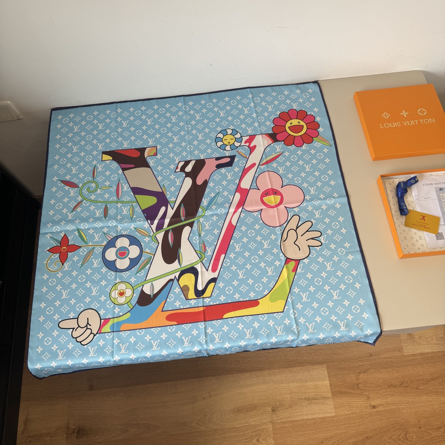 LV Designers Silk Fashion Square Scarves Large LV Logo Smiling Flowers Luxe Shawl Silk Scarf With Box
