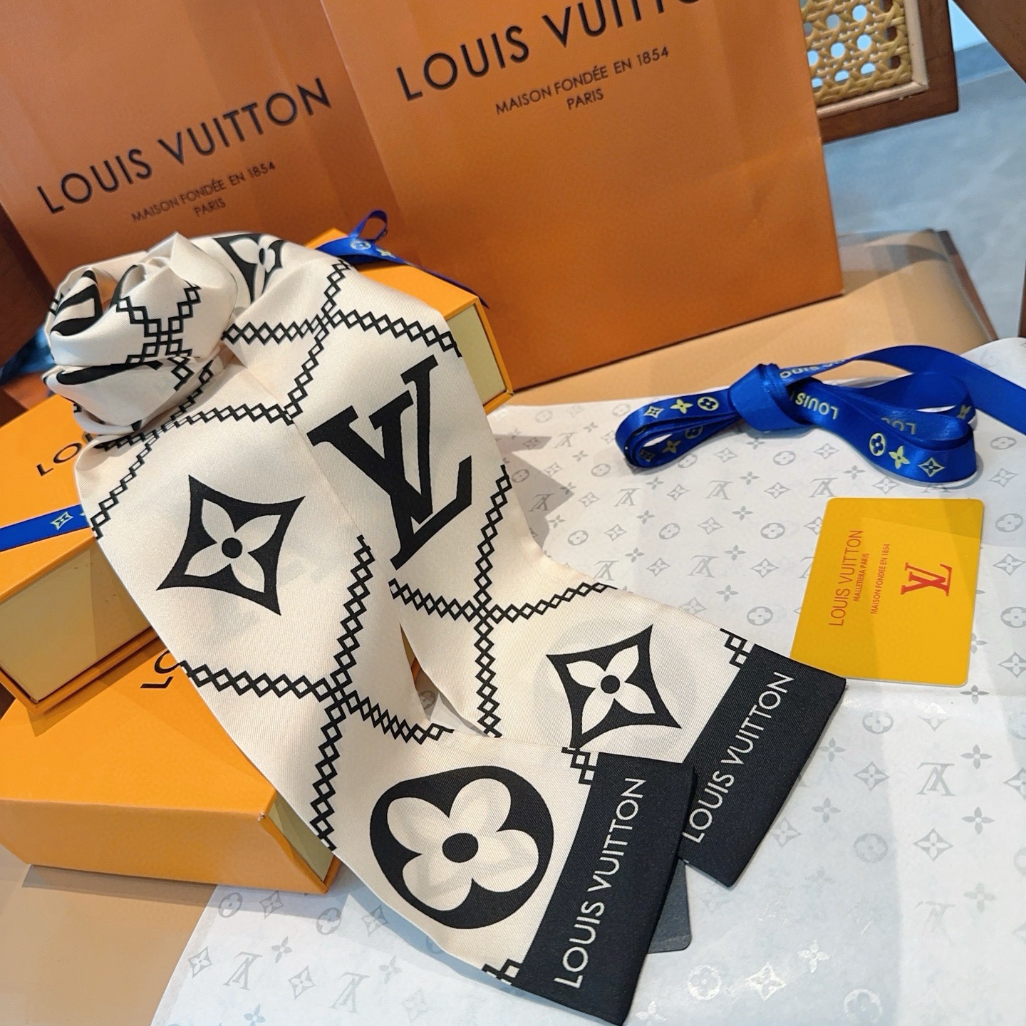 LV Luxury Silk Scarf Classic LV Design Womens Headband Fashion Bag Scarfs Designer Scarf For Women Hair Thin Scarves Neck Tie With Box
