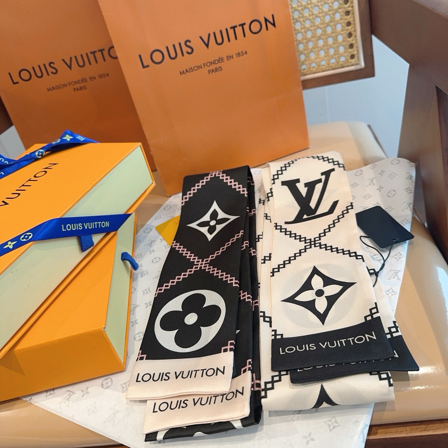 LV Luxury Silk Scarf Classic LV Design Womens Headband Fashion Bag Scarfs Designer Scarf For Women Hair Thin Scarves Neck Tie With Box