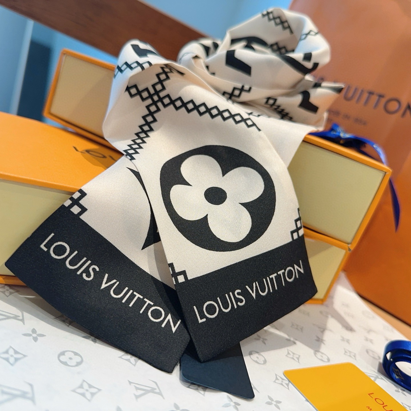 LV Luxury Silk Scarf Classic LV Design Womens Headband Fashion Bag Scarfs Designer Scarf For Women Hair Thin Scarves Neck Tie With Box