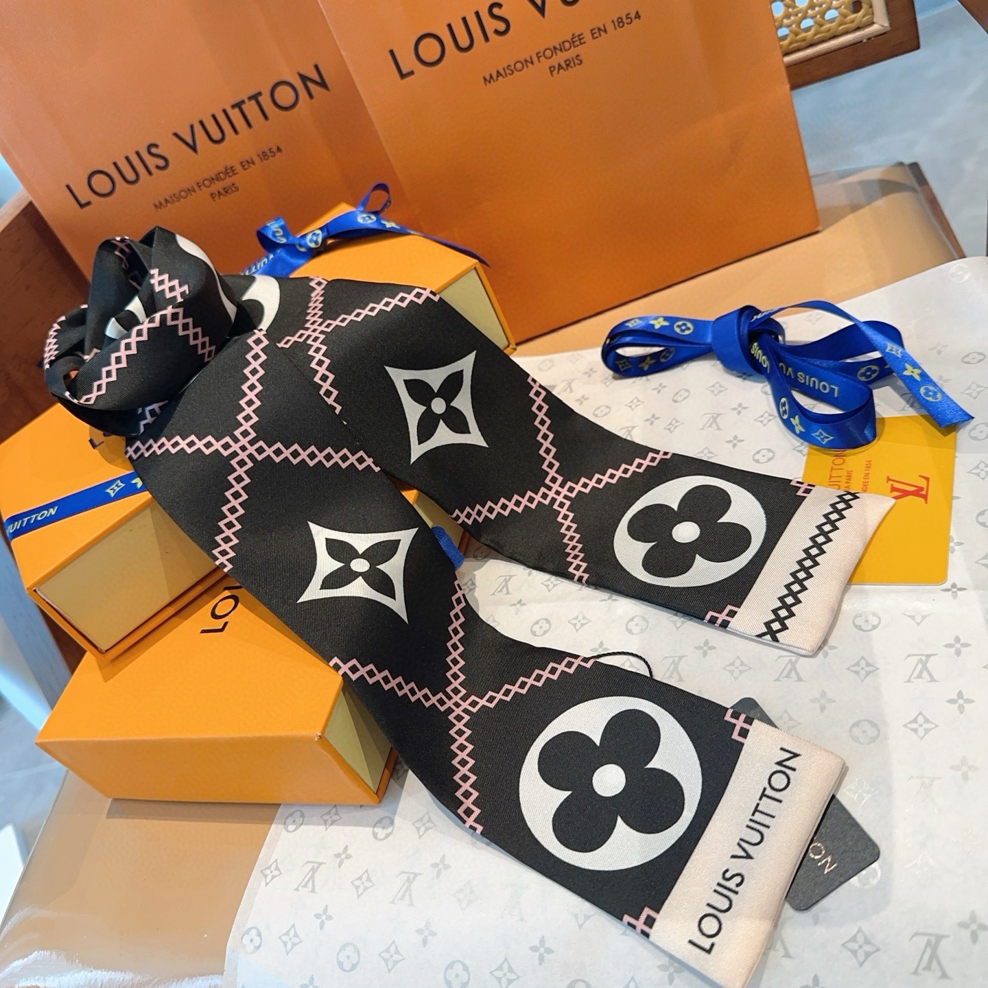LV Luxury Silk Scarf Classic LV Design Womens Headband Fashion Bag Scarfs Designer Scarf For Women Hair Thin Scarves Neck Tie With Box