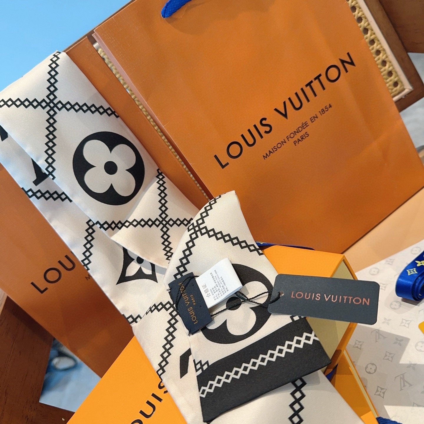 LV Luxury Silk Scarf Classic LV Design Womens Headband Fashion Bag Scarfs Designer Scarf For Women Hair Thin Scarves Neck Tie With Box