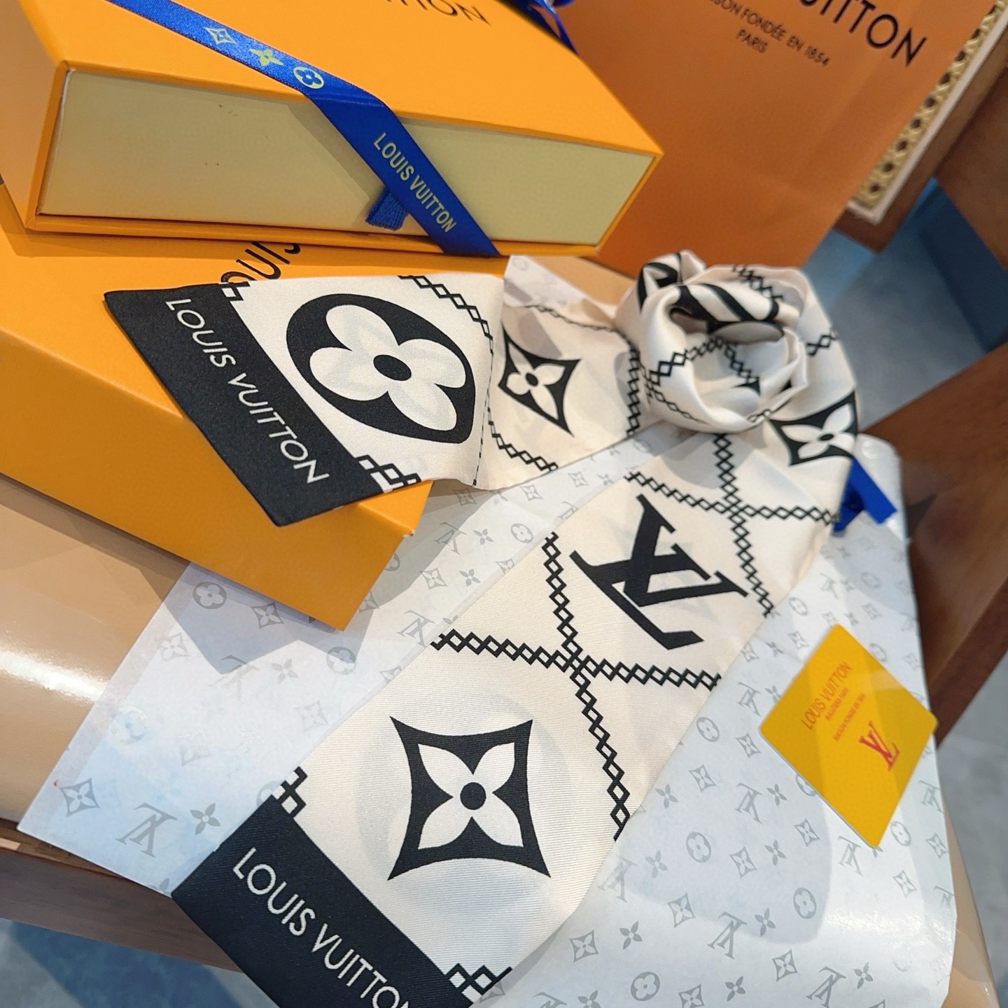 LV Luxury Silk Scarf Classic LV Design Womens Headband Fashion Bag Scarfs Designer Scarf For Women Hair Thin Scarves Neck Tie With Box