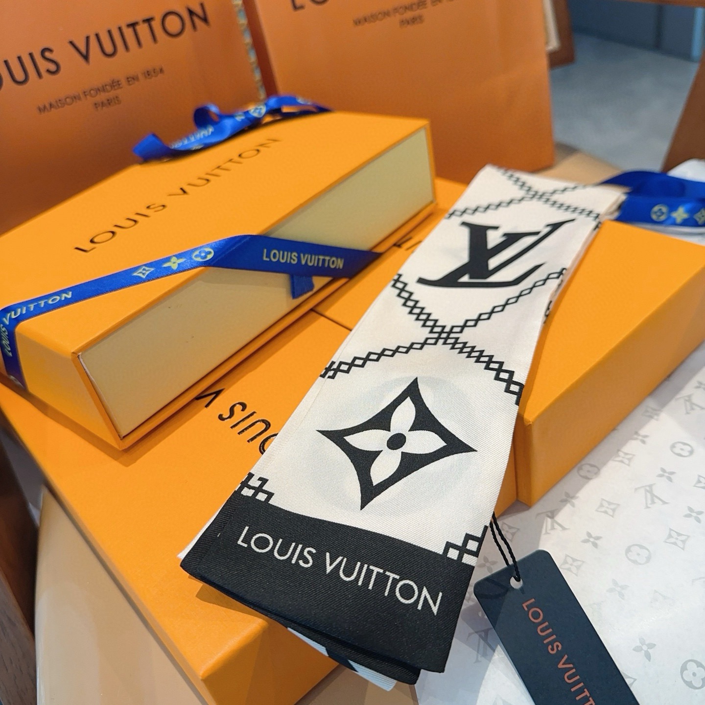 LV Luxury Silk Scarf Classic LV Design Womens Headband Fashion Bag Scarfs Designer Scarf For Women Hair Thin Scarves Neck Tie With Box