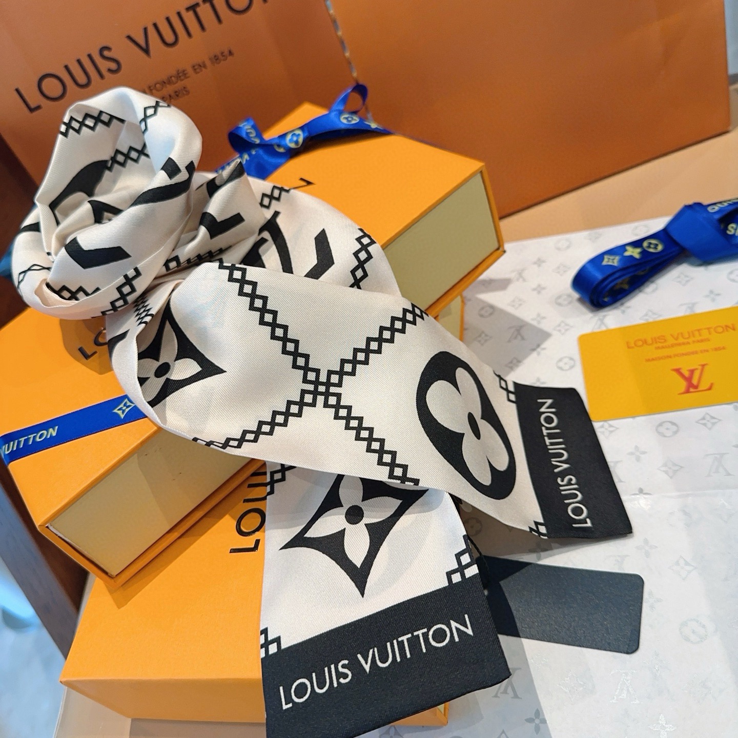 LV Luxury Silk Scarf Classic LV Design Womens Headband Fashion Bag Scarfs Designer Scarf For Women Hair Thin Scarves Neck Tie With Box