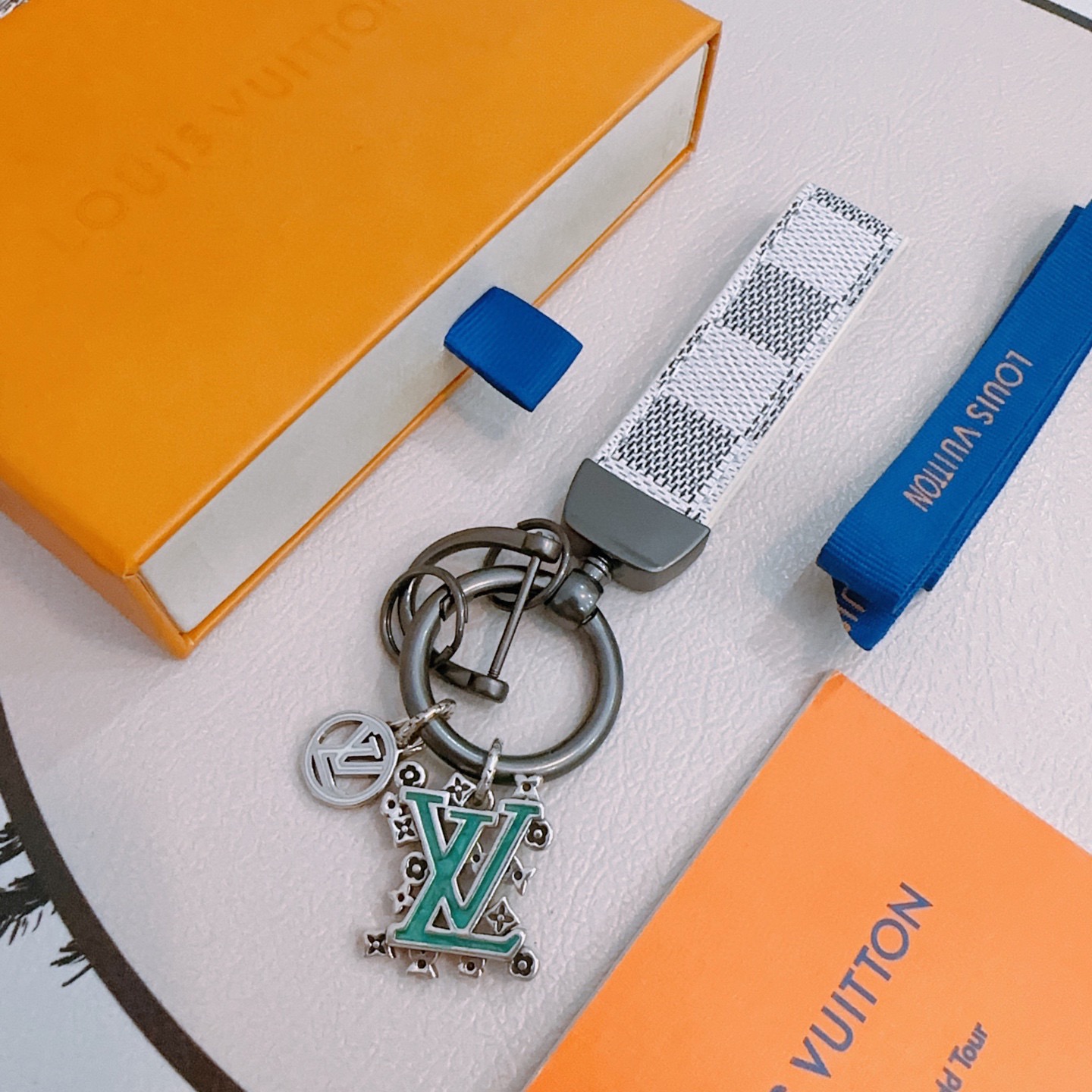 LV Luxury Brand Men's And Women's Style Classic Key Chain Simple Letter Modeling Design Fashion Pendant Decor Key Chain Best Gift