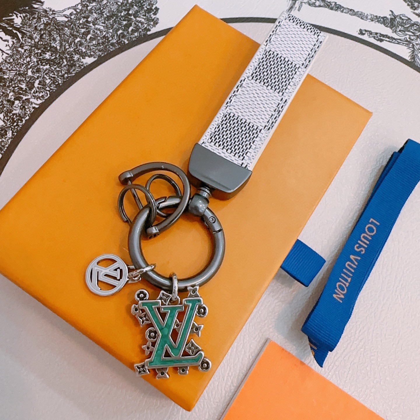 LV Luxury Brand Men's And Women's Style Classic Key Chain Simple Letter Modeling Design Fashion Pendant Decor Key Chain Best Gift