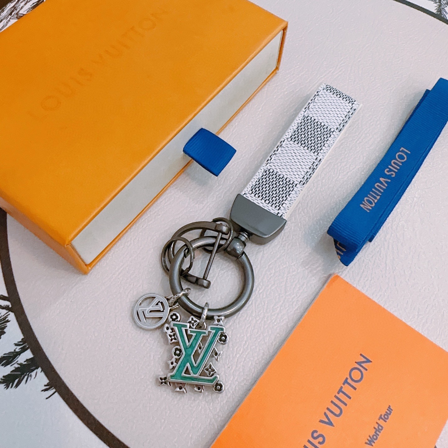 LV Luxury Brand Men's And Women's Style Classic Key Chain Simple Letter Modeling Design Fashion Pendant Decor Key Chain Best Gift