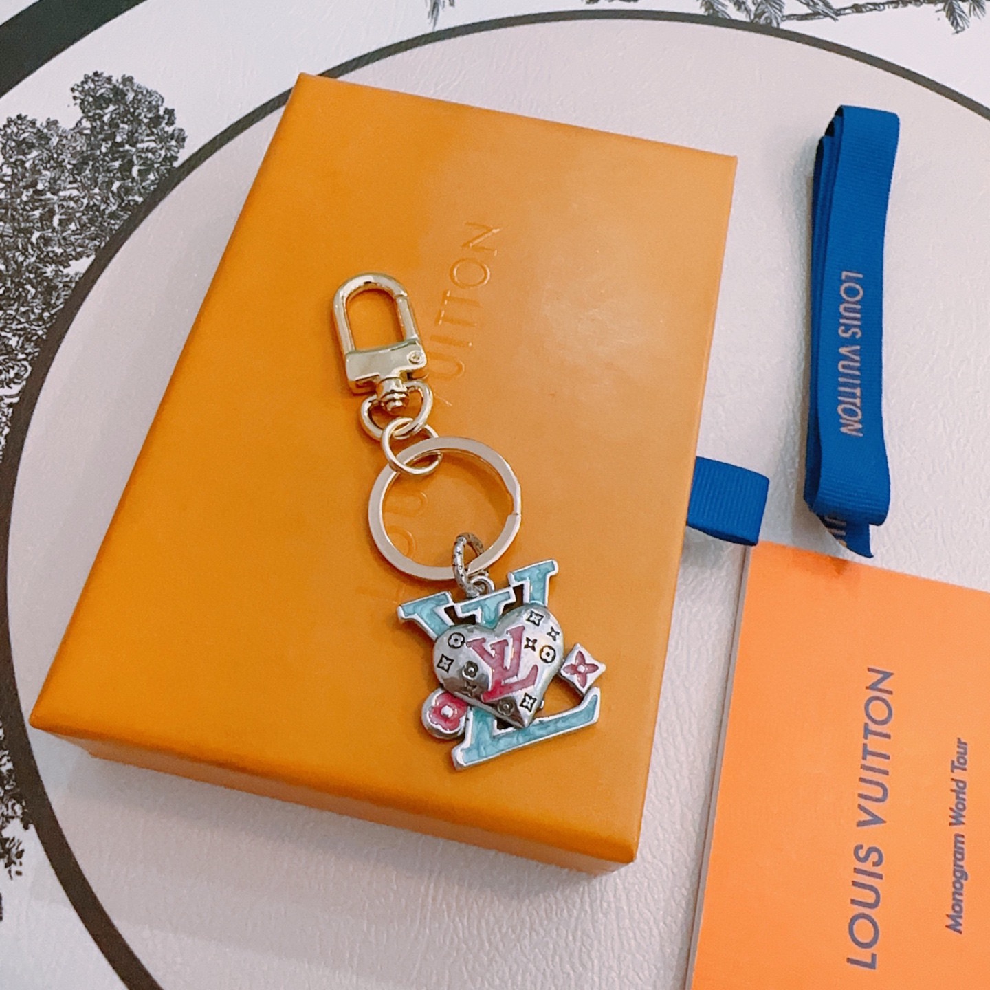 LV Luxury Brand Men's And Women's Style Classic Key Chain Retro Letter Add Heart Modeling Design Fashion Pendant Decor Key Chain Best Gift