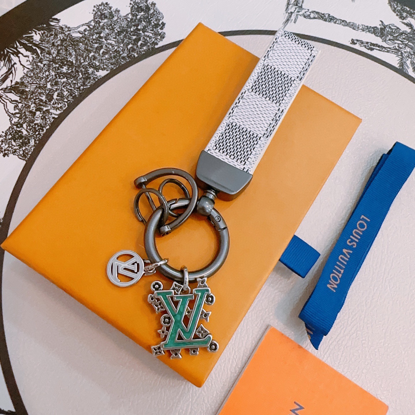 LV Luxury Brand Men's And Women's Style Classic Key Chain Simple Letter Modeling Design Fashion Pendant Decor Key Chain Best Gift