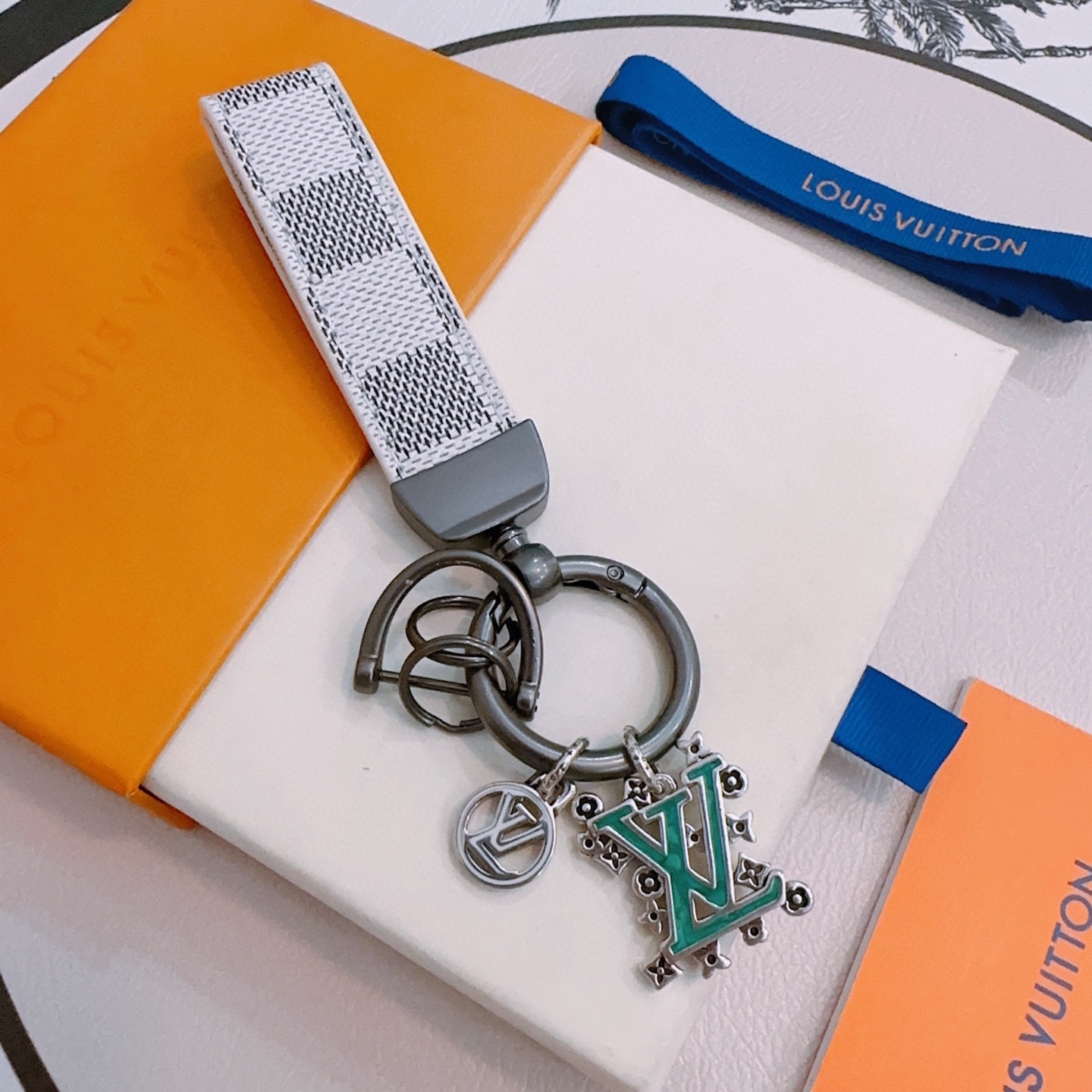 LV Luxury Brand Men's And Women's Style Classic Key Chain Simple Letter Modeling Design Fashion Pendant Decor Key Chain Best Gift