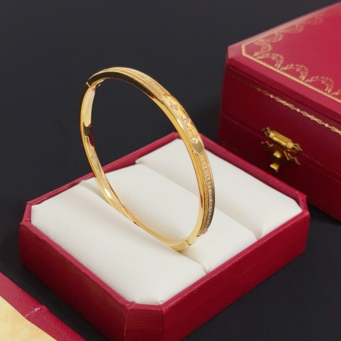 Cartier Designer Diamond Encrusted Bracelet High Quality Bracelet Fashionable Luxury Jewelry For Women's Classic Luxury Wedding Party Accessories Valentines Day Christmas Birthday Gift