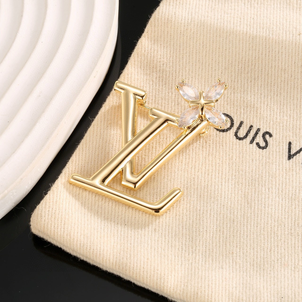 LV Luxury Women Men Letter Designer Brooches Inlay Pearl Jewelry Metal Brooch Charm Pin Marry Christmas Party Gift Accessorie