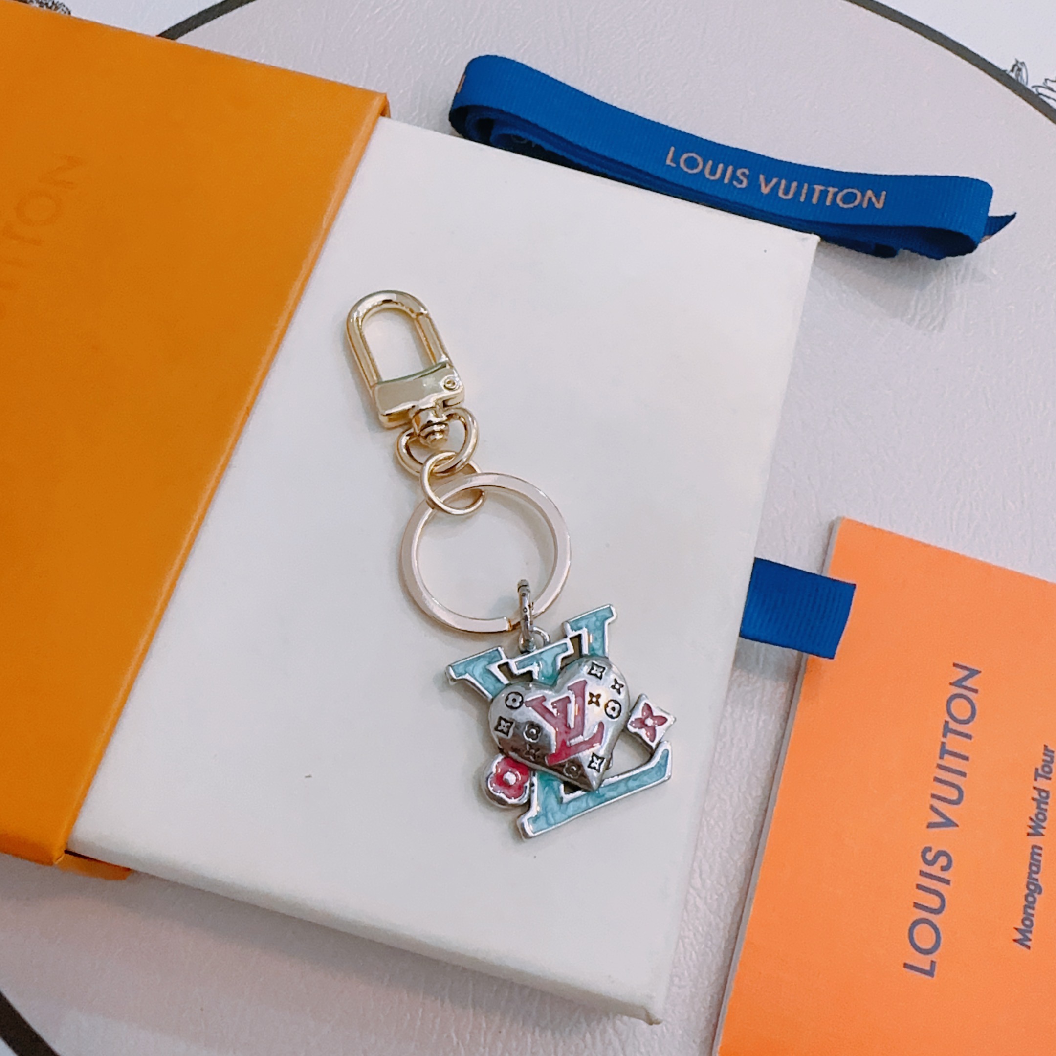 LV Luxury Brand Men's And Women's Style Classic Key Chain Retro Letter Add Heart Modeling Design Fashion Pendant Decor Key Chain Best Gift