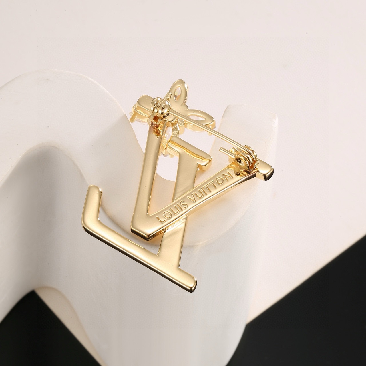 LV Luxury Women Men Letter Designer Brooches Inlay Pearl Jewelry Metal Brooch Charm Pin Marry Christmas Party Gift Accessorie