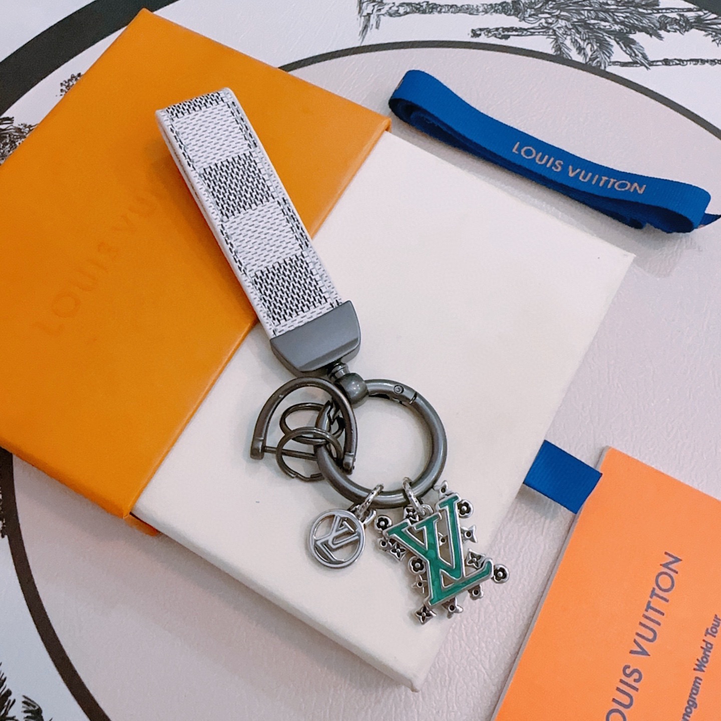 LV Luxury Brand Men's And Women's Style Classic Key Chain Simple Letter Modeling Design Fashion Pendant Decor Key Chain Best Gift