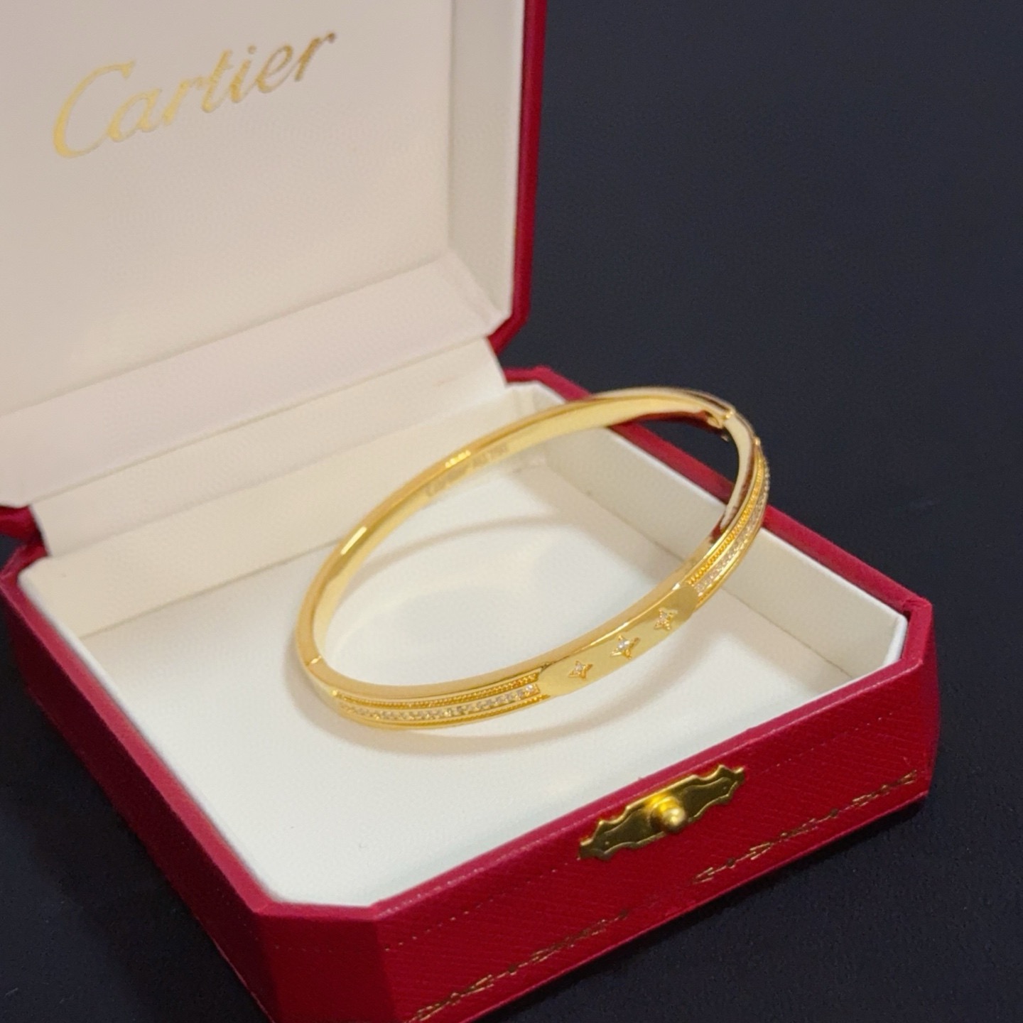 Cartier Designer Diamond Encrusted Bracelet High Quality Bracelet Fashionable Luxury Jewelry For Women's Classic Luxury Wedding Party Accessories Valentines Day Christmas Birthday Gift