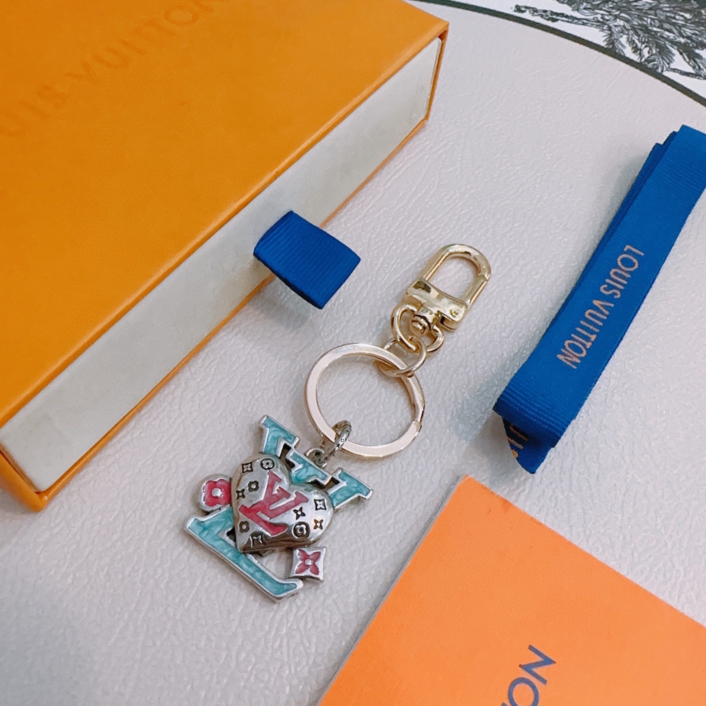 LV Luxury Brand Men's And Women's Style Classic Key Chain Retro Letter Add Heart Modeling Design Fashion Pendant Decor Key Chain Best Gift