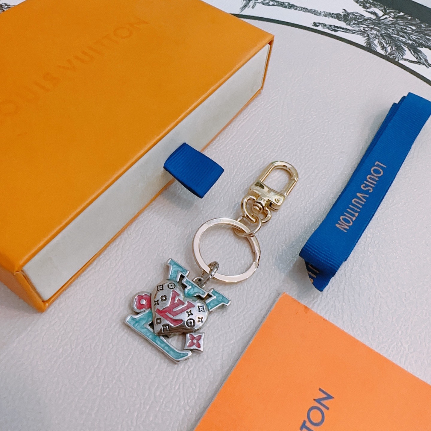 LV Luxury Brand Men's And Women's Style Classic Key Chain Retro Letter Add Heart Modeling Design Fashion Pendant Decor Key Chain Best Gift