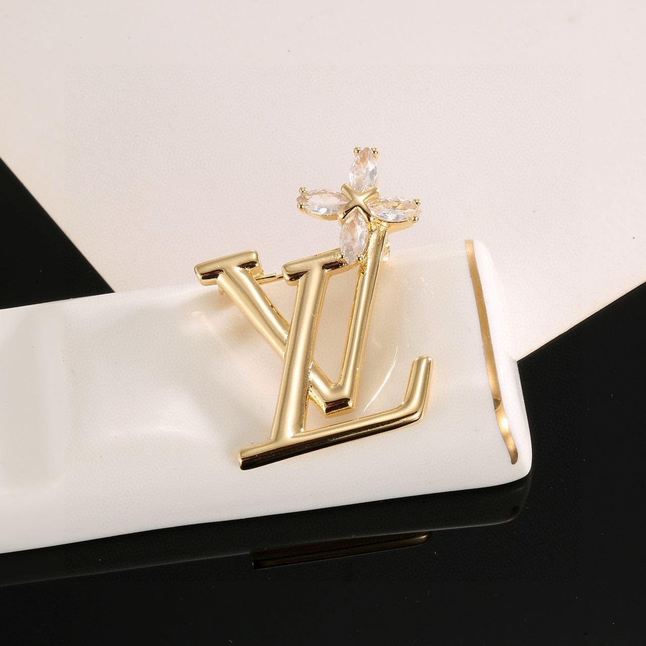 LV Luxury Women Men Letter Designer Brooches Inlay Pearl Jewelry Metal Brooch Charm Pin Marry Christmas Party Gift Accessorie