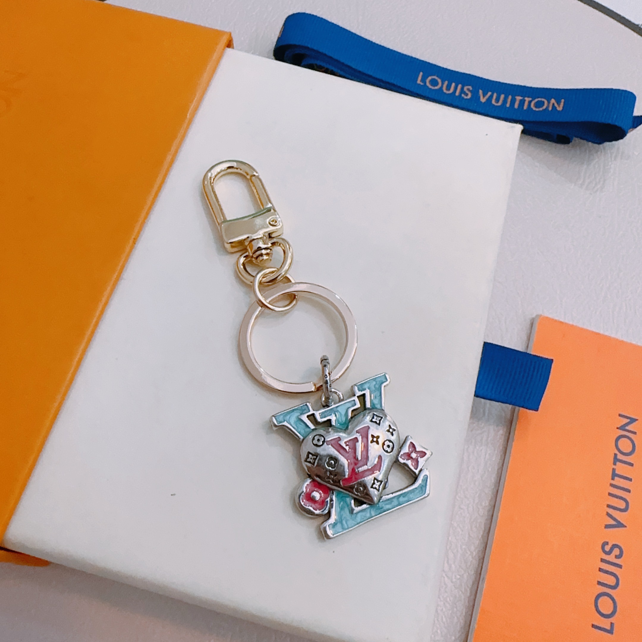 LV Luxury Brand Men's And Women's Style Classic Key Chain Retro Letter Add Heart Modeling Design Fashion Pendant Decor Key Chain Best Gift