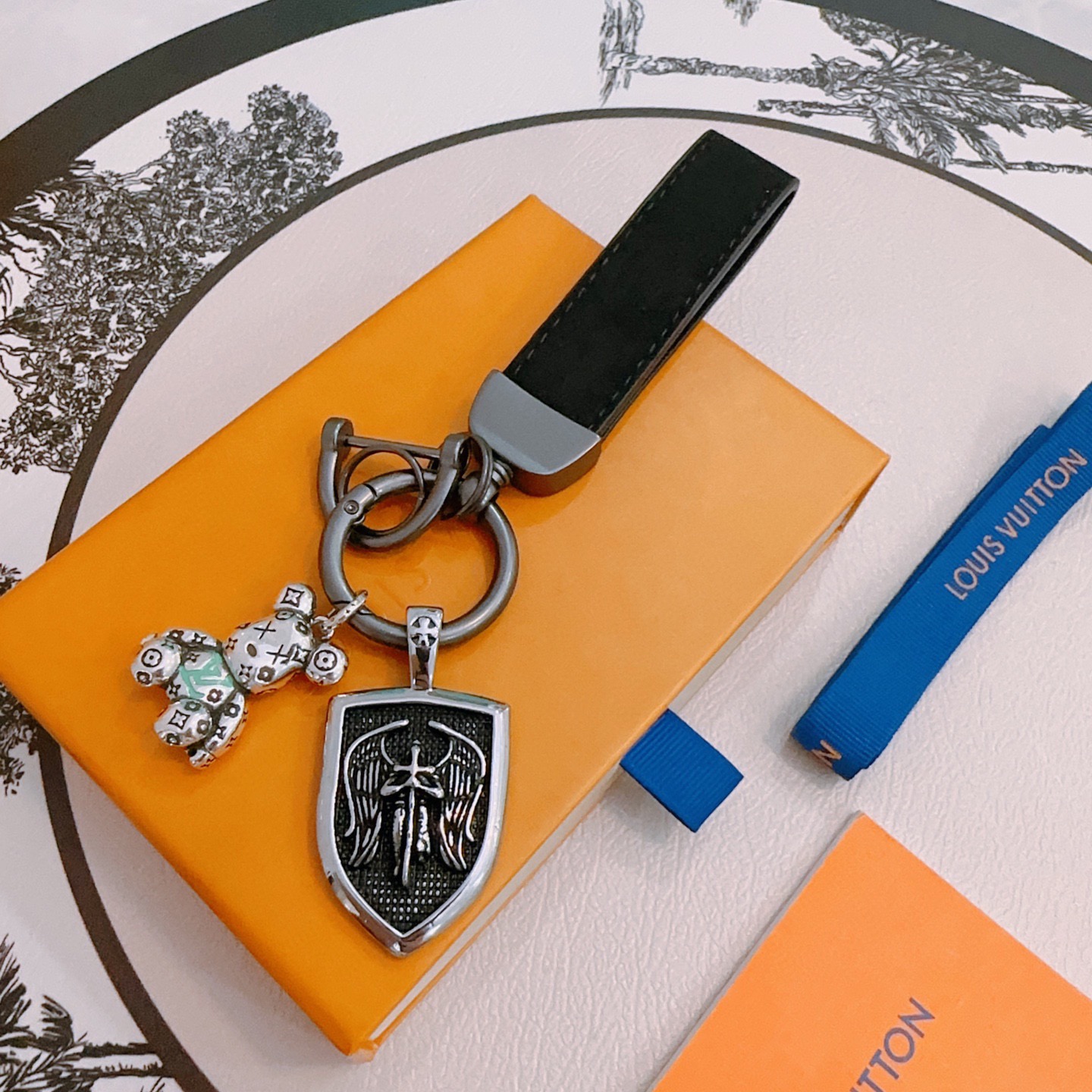 LV Luxury Brand Men's And Women's Style Classic Key Chain Cool Anger Forest Modeling Design Fashion Pendant Decor Key Chain Best Gift