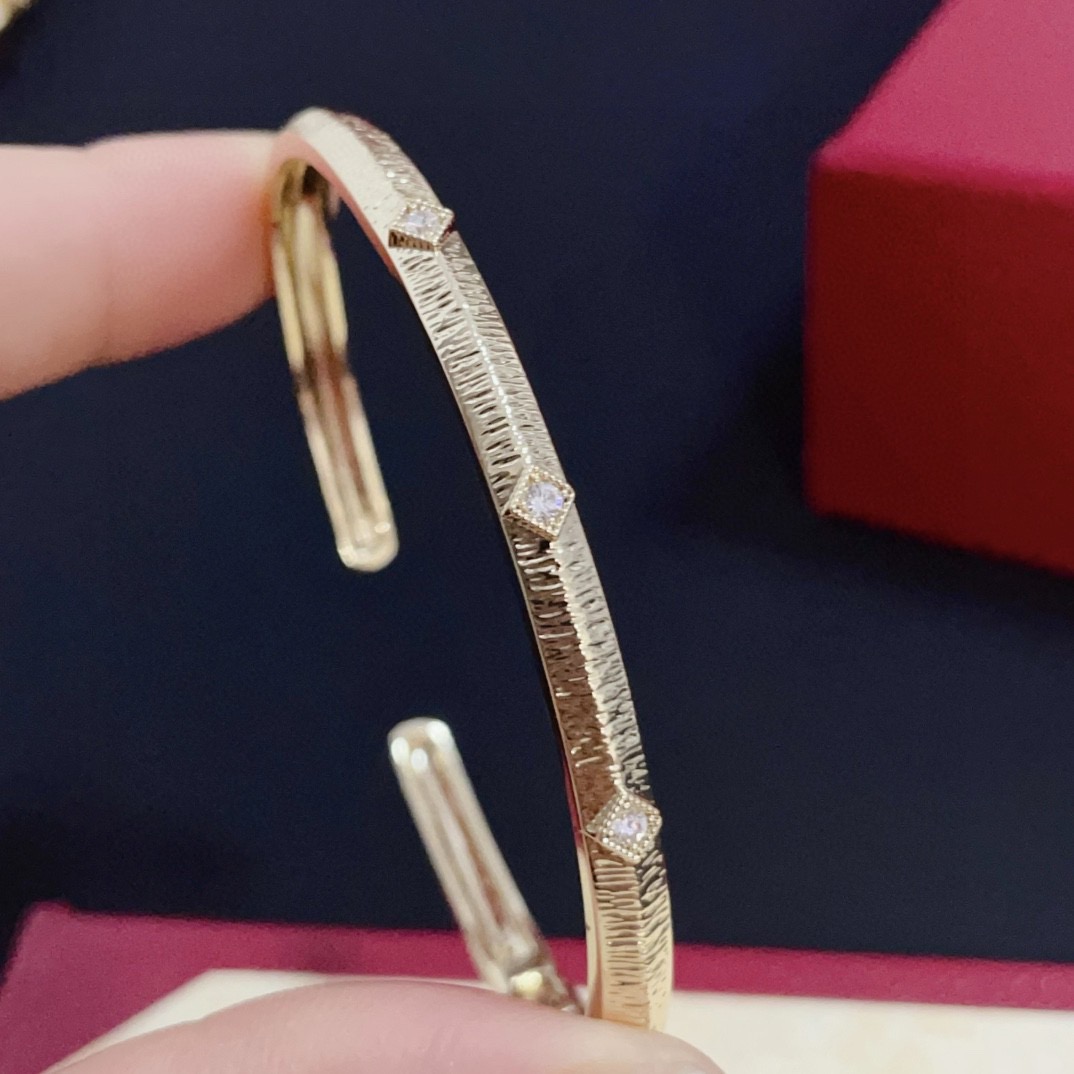 Cartier Designer Diamond Encrusted Bracelet High Quality Bracelet Fashionable Luxury Jewelry For Women's Classic Luxury Wedding Party Accessories Valentines Day Christmas Birthday Gift