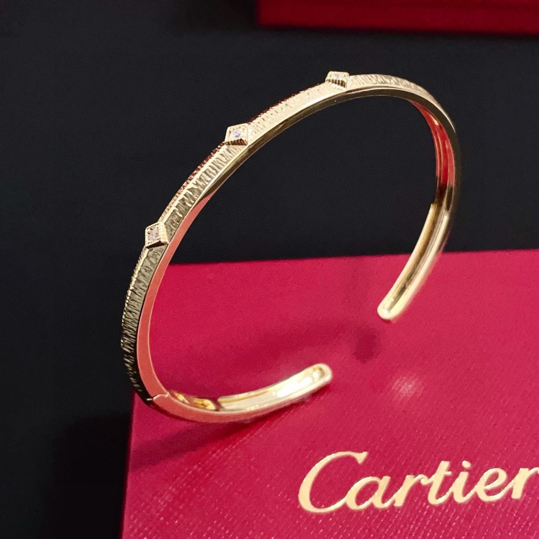 Cartier Designer Diamond Encrusted Bracelet High Quality Bracelet Fashionable Luxury Jewelry For Women's Classic Luxury Wedding Party Accessories Valentines Day Christmas Birthday Gift