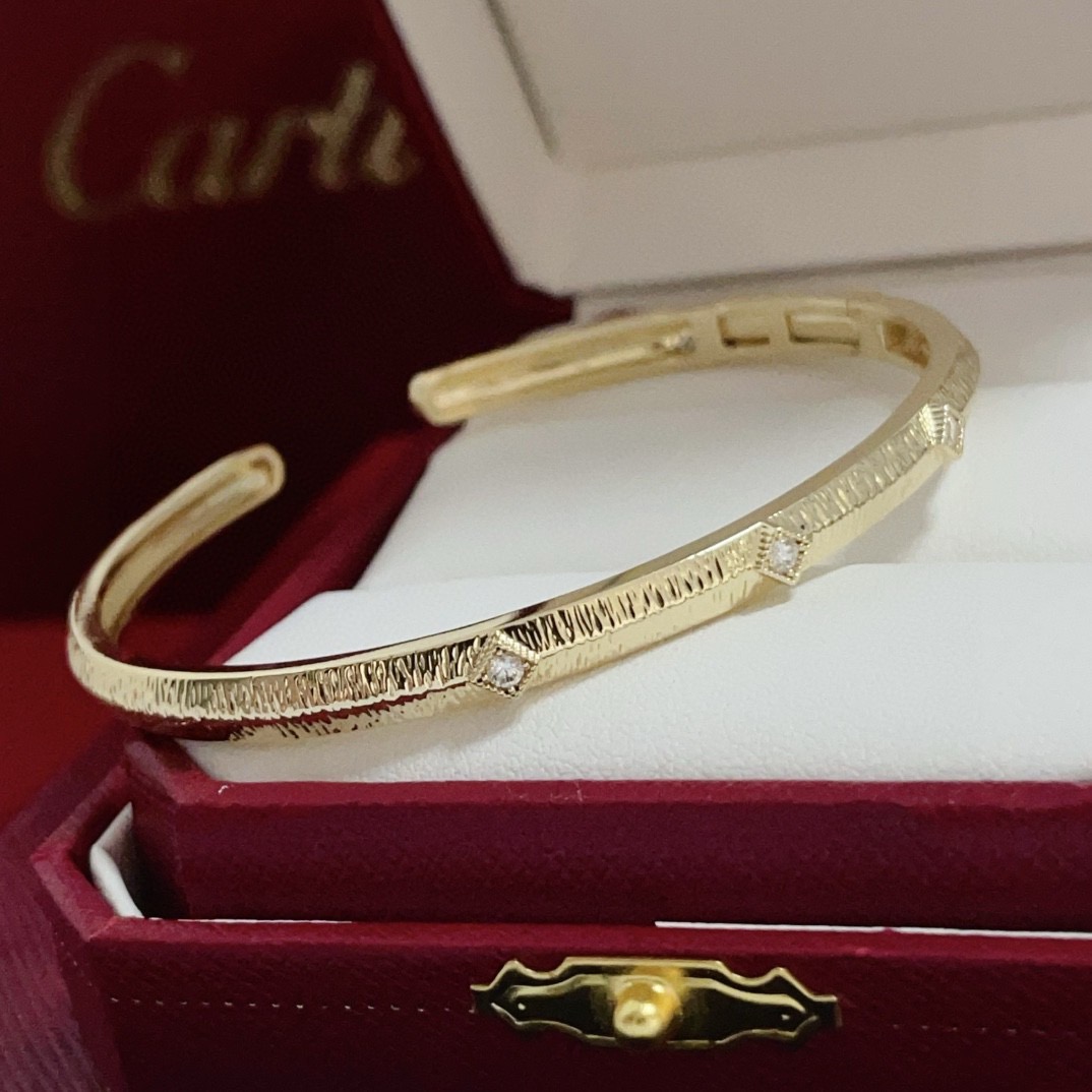 Cartier Designer Diamond Encrusted Bracelet High Quality Bracelet Fashionable Luxury Jewelry For Women's Classic Luxury Wedding Party Accessories Valentines Day Christmas Birthday Gift