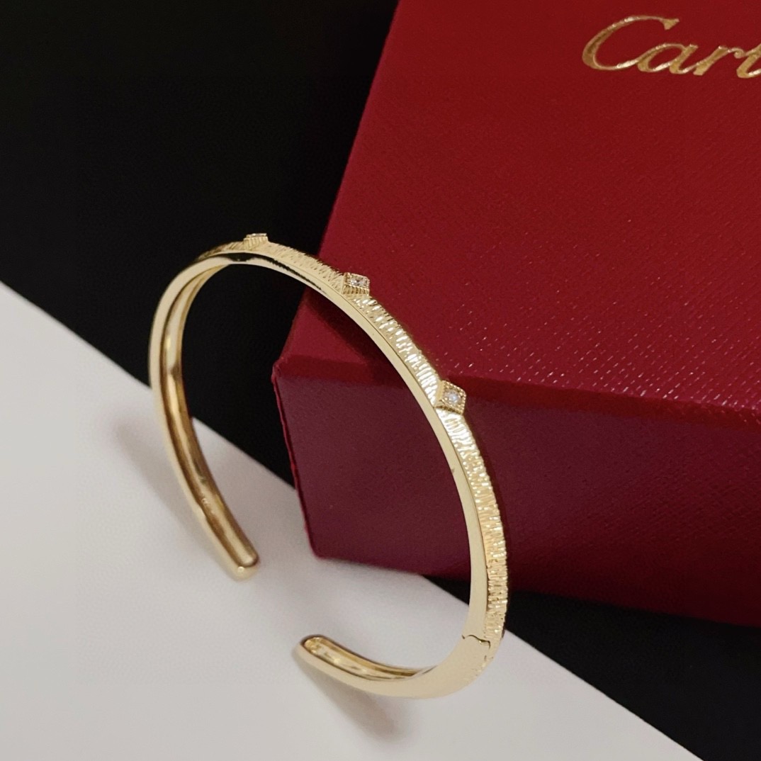 Cartier Designer Diamond Encrusted Bracelet High Quality Bracelet Fashionable Luxury Jewelry For Women's Classic Luxury Wedding Party Accessories Valentines Day Christmas Birthday Gift