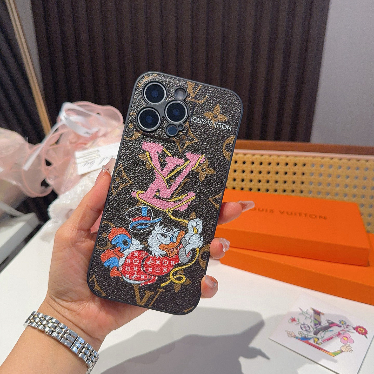 LV Designers Phone Case Cartoon Pattern Fully Wrapped Leather Phone Case With Edges Back Cover Designer Case Luxury Mobile Shel For Iphone:13 14 15 16 17 Iphone 13 14 15 16 17 Pro Iphone 13 14 15 16 17 Pro Max