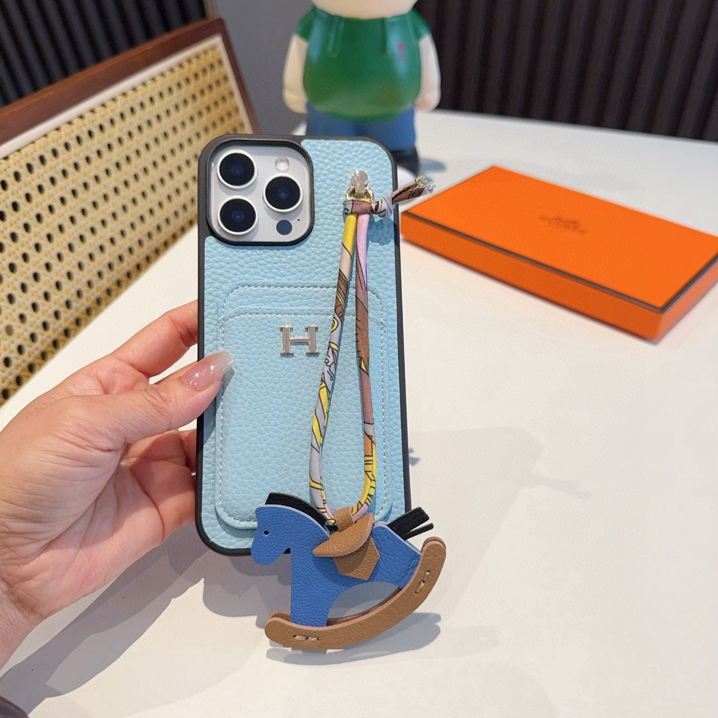 Hermes Designers Phone Case Litchi Pattern Card Insertion Phone Case With Rocking Horse Hanging Rope Back Cover Designer Case Luxury Mobile Shel For Iphone:13 14 15 16 17 Iphone 13 14 15 16 17 Pro Iphone 13 14 15 16 17 Pro Max