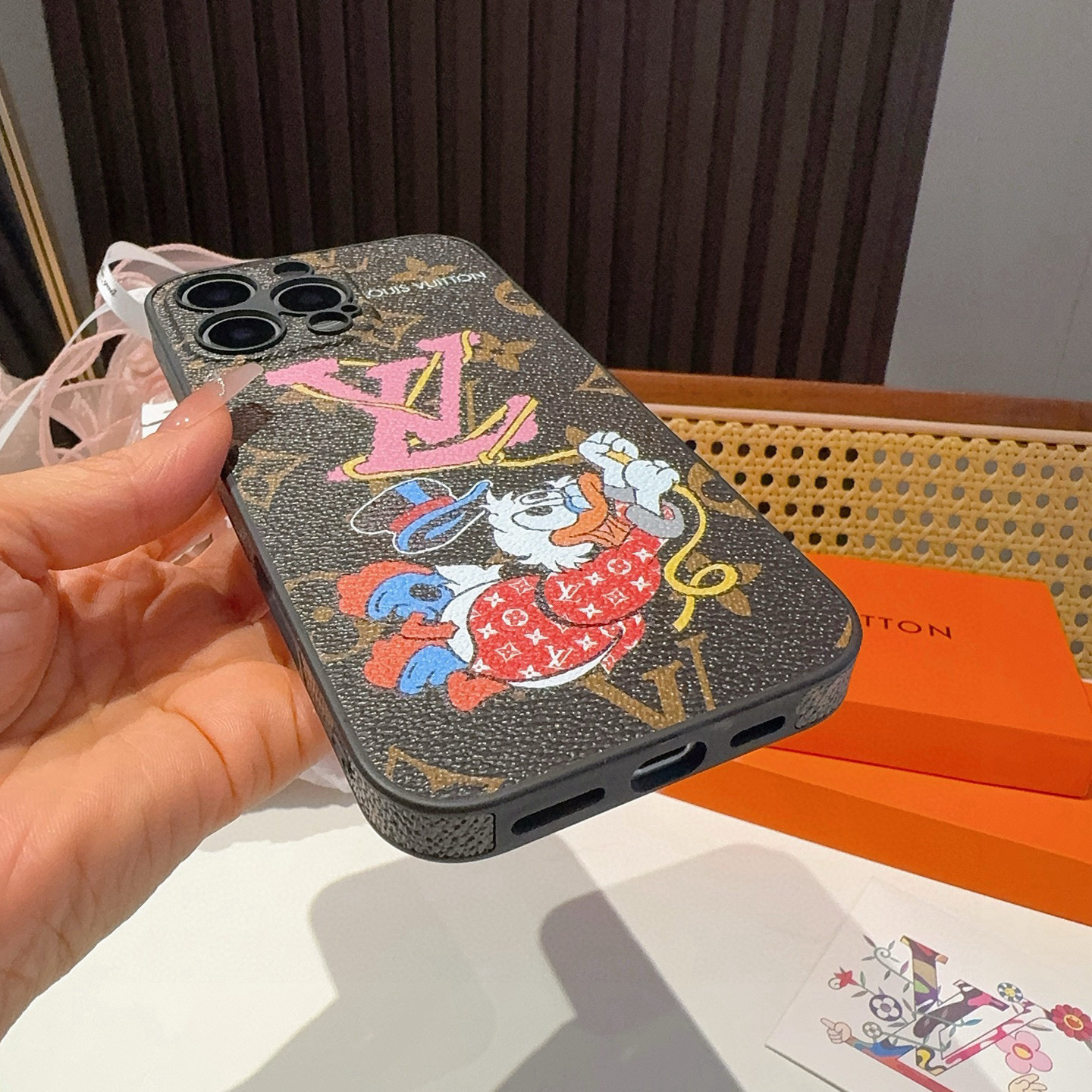 LV Designers Phone Case Cartoon Pattern Fully Wrapped Leather Phone Case With Edges Back Cover Designer Case Luxury Mobile Shel For Iphone:13 14 15 16 17 Iphone 13 14 15 16 17 Pro Iphone 13 14 15 16 17 Pro Max