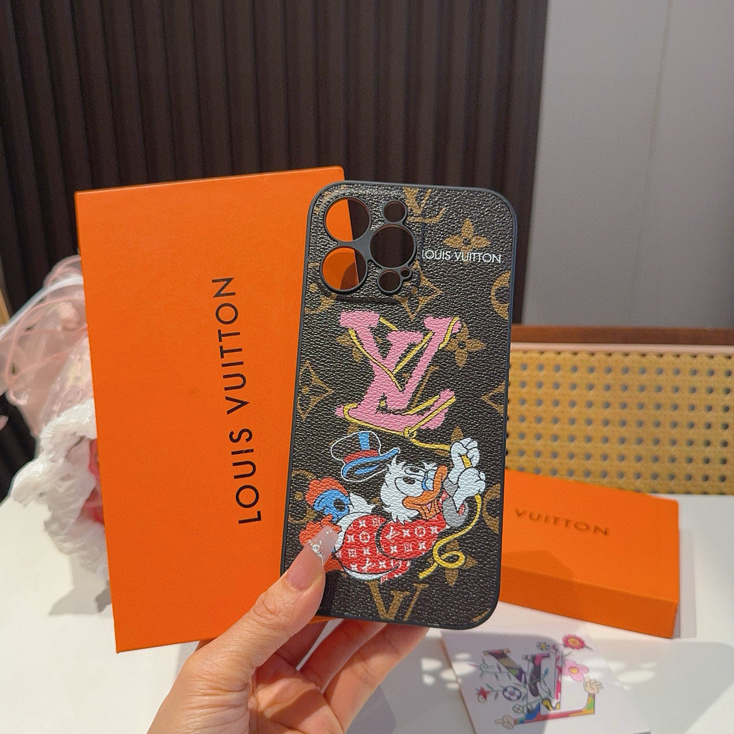 LV Designers Phone Case Cartoon Pattern Fully Wrapped Leather Phone Case With Edges Back Cover Designer Case Luxury Mobile Shel For Iphone:13 14 15 16 17 Iphone 13 14 15 16 17 Pro Iphone 13 14 15 16 17 Pro Max