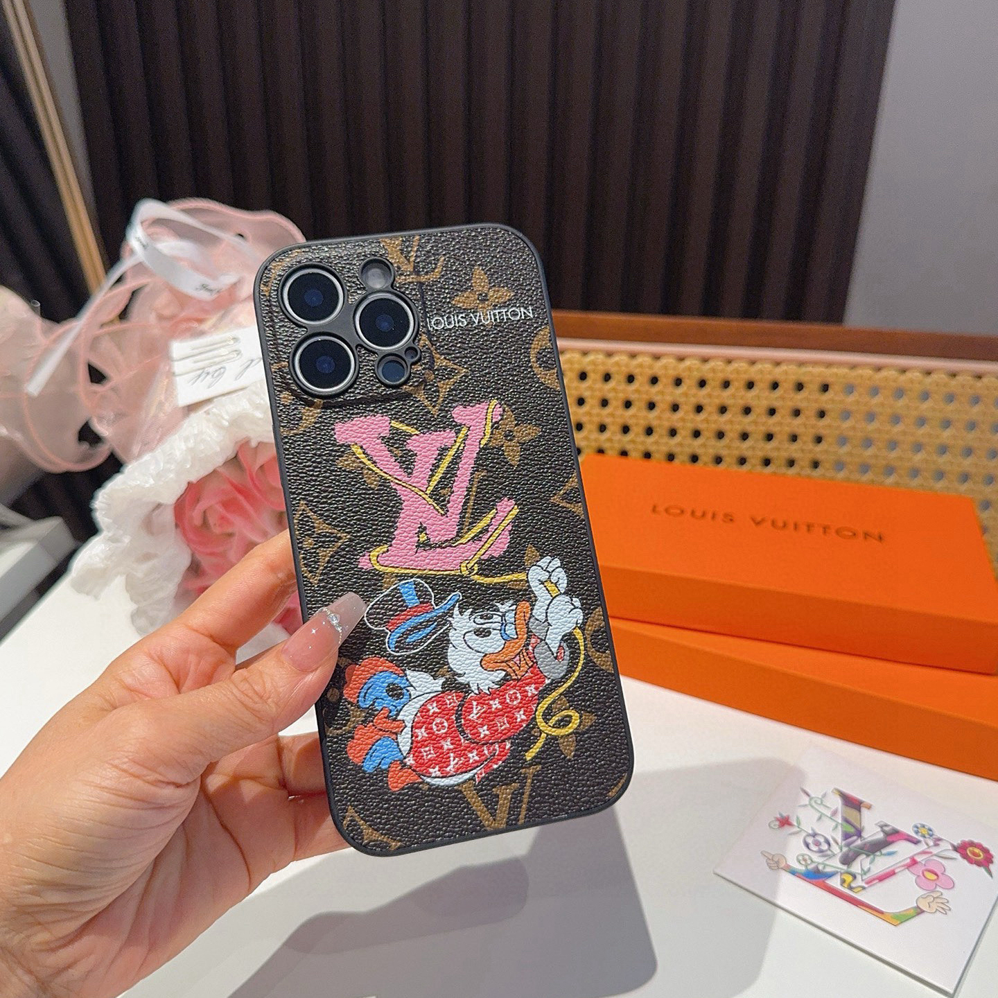 LV Designers Phone Case Cartoon Pattern Fully Wrapped Leather Phone Case With Edges Back Cover Designer Case Luxury Mobile Shel For Iphone:13 14 15 16 17 Iphone 13 14 15 16 17 Pro Iphone 13 14 15 16 17 Pro Max