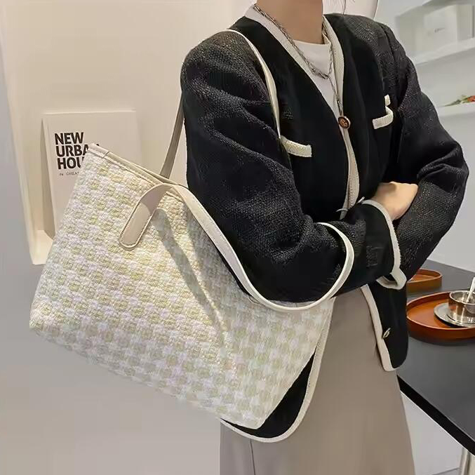 Trendy Women's Lightweight Waterproof Nylon Shoulder & Crossbody Bag Portable Versatile Design For Shopping