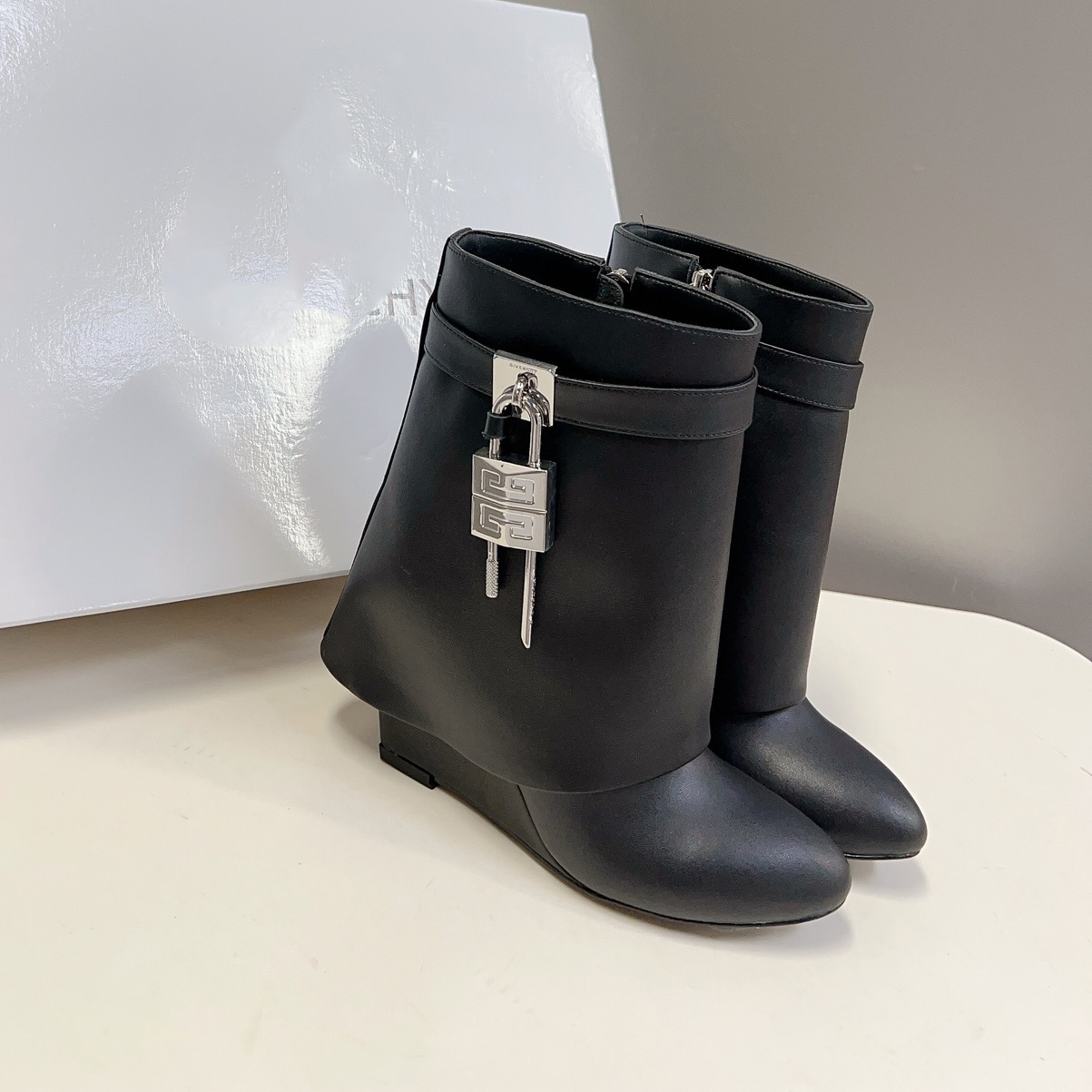 New fashion metal buckle boots leather boots(41/42 need to be customized)